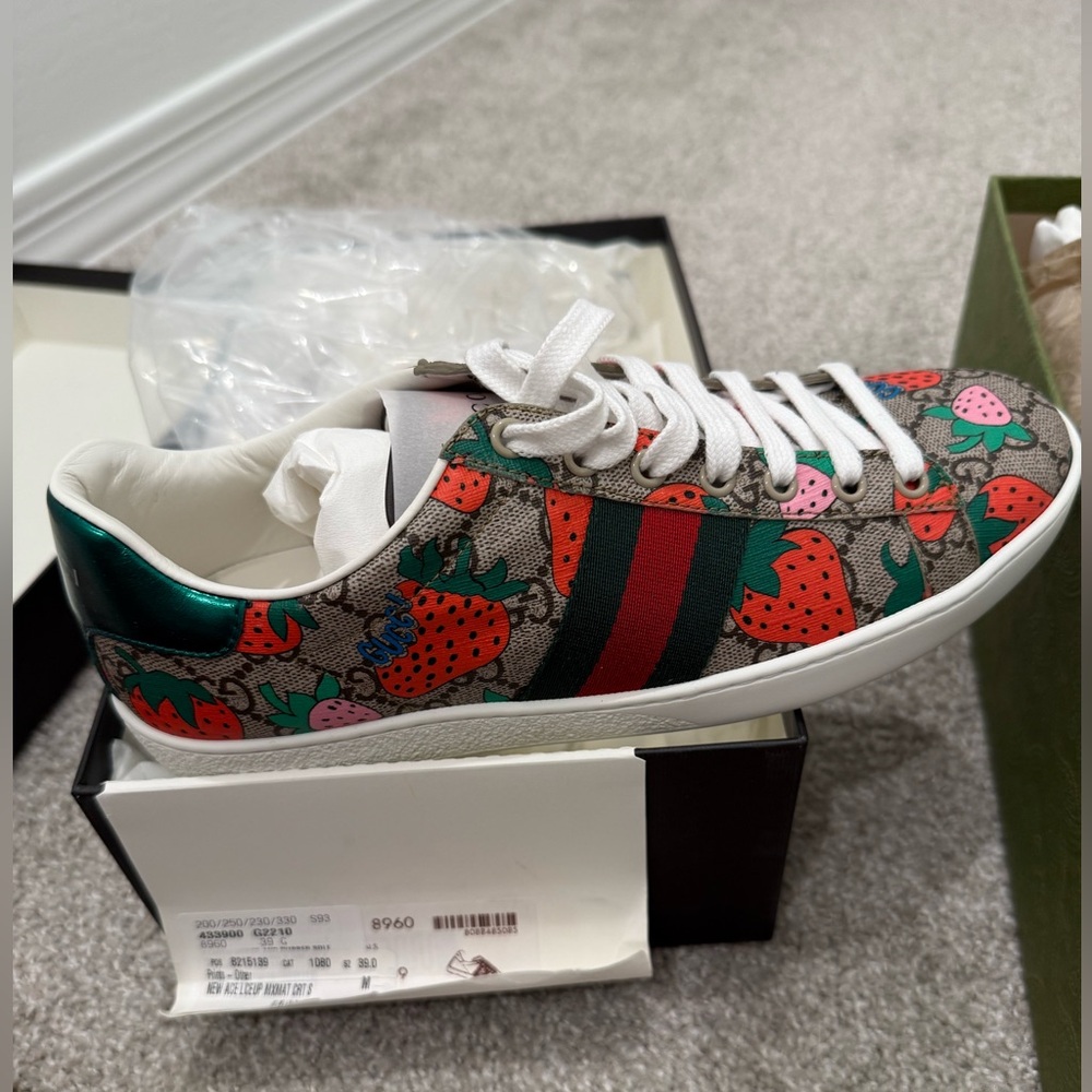Gucci sneakers never worn